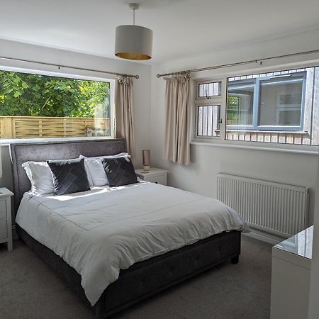 Peaceful Glastonbury Bungalow - Ideally Located Bagian luar foto