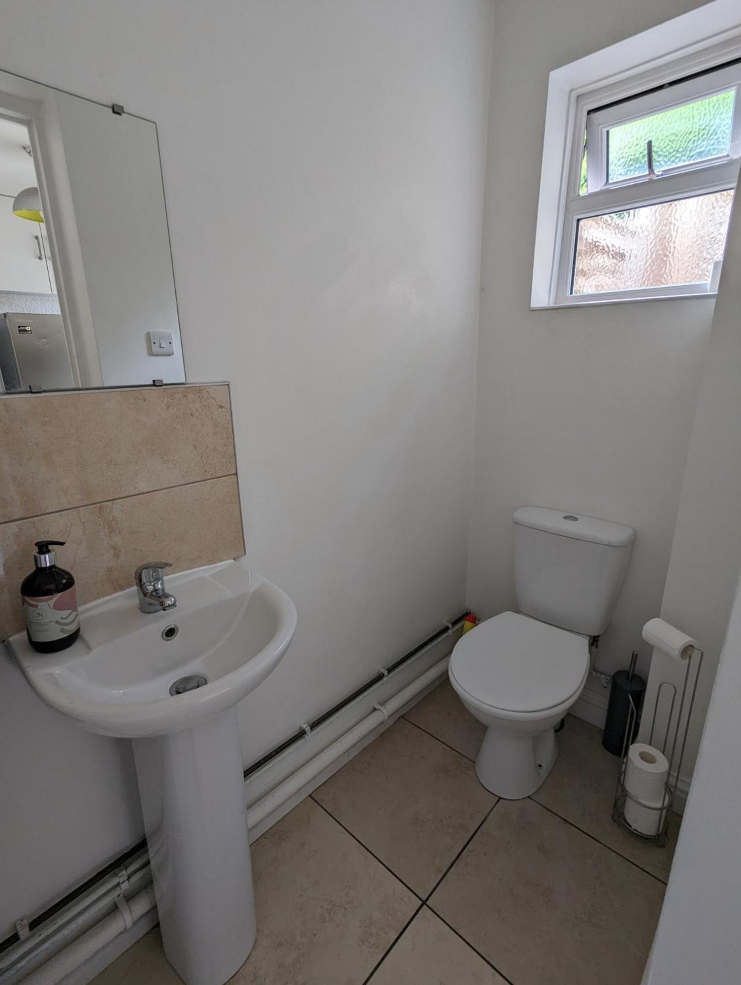 Peaceful Glastonbury Bungalow - Ideally Located Bagian luar foto